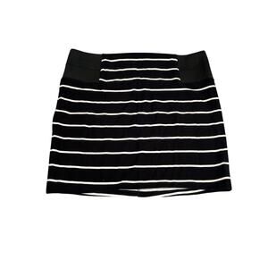 Torrid stripped stretch pencil skirt size 4 black and white